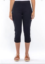 Load image into Gallery viewer, CAFE LATTE Stretch Cotton 3/4 Pants with Buttons - Black
